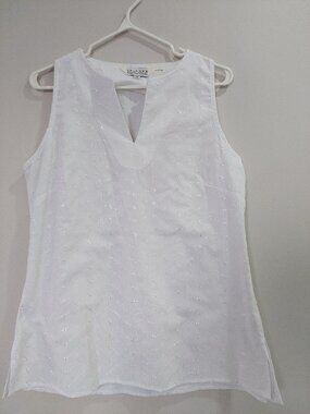 Uniform John Paul Richard Women's M Eyelet Embroidered blouse V-notch neckline